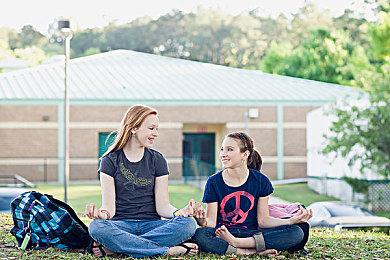 拳头打击《无畏契约》载入提前抢角色手机应用